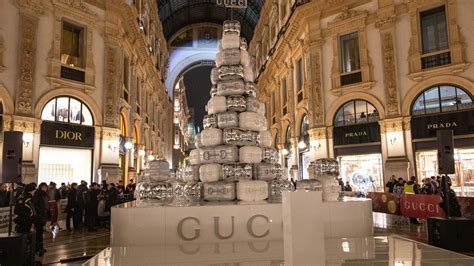 albero gucci in galleria milano|Milano, si accende l'albero di Gucci in Galleria, polemiche social .